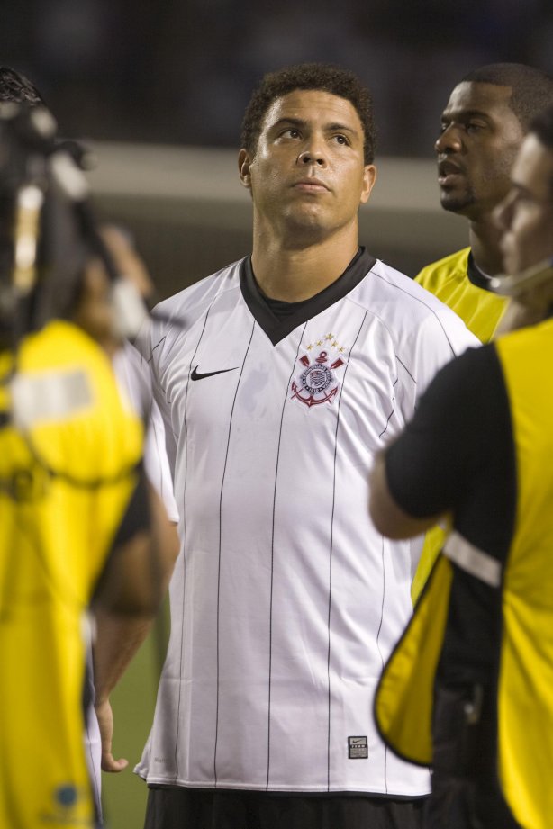 CORINTHIANS/SP X SAO CAETANO/SAO CAETANO DO SUL - em um lance da partida realizada esta noite no estádio do Pacaembu, zona oeste da cidade, válido pelo Campeonato Paulista de 2009