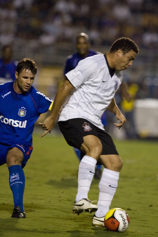 CORINTHIANS/SP X SAO CAETANO/SAO CAETANO DO SUL - em um lance da partida realizada esta noite no estádio do Pacaembu, zona oeste da cidade, válido pelo Campeonato Paulista de 2009