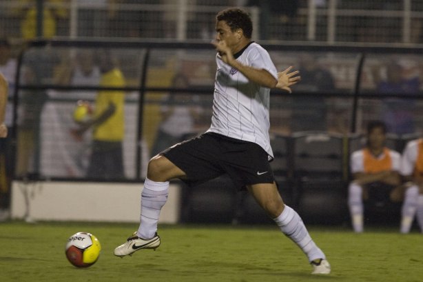 CORINTHIANS/SP X SAO CAETANO/SAO CAETANO DO SUL - em um lance da partida realizada esta noite no estádio do Pacaembu, zona oeste da cidade, válido pelo Campeonato Paulista de 2009