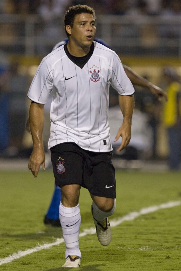 CORINTHIANS/SP X SAO CAETANO/SAO CAETANO DO SUL - em um lance da partida realizada esta noite no estádio do Pacaembu, zona oeste da cidade, válido pelo Campeonato Paulista de 2009