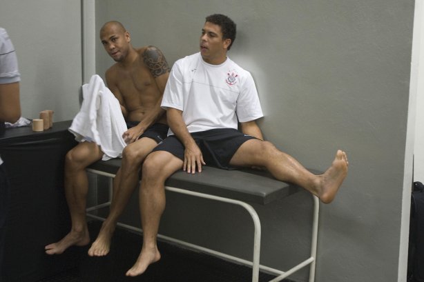 CORINTHIANS/SP X SAO CAETANO/SAO CAETANO DO SUL - nos vestiários antes da partida realizada esta noite no estádio do Pacaembu, zona oeste da cidade, válido pelo Campeonato Paulista de 2009