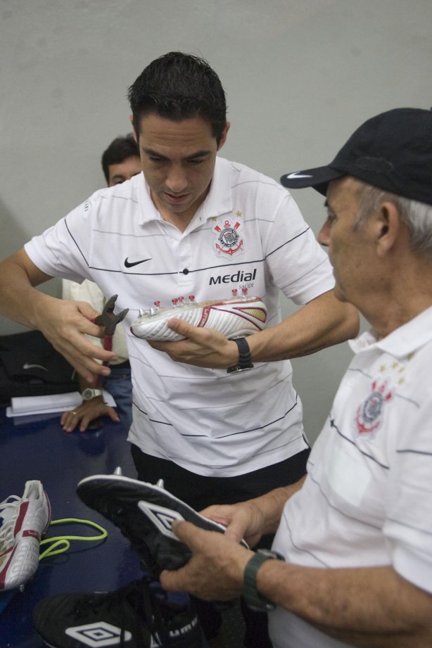 CORINTHIANS/SP X SAO CAETANO/SAO CAETANO DO SUL - nos vestiários antes da partida realizada esta noite no estádio do Pacaembu, zona oeste da cidade, válido pelo Campeonato Paulista de 2009