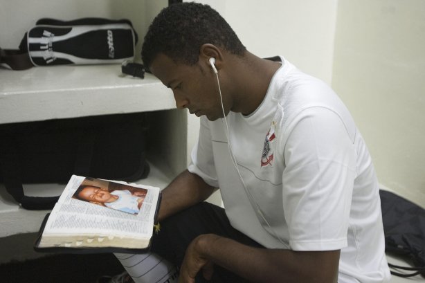 CORINTHIANS/SP X SAO CAETANO/SAO CAETANO DO SUL - nos vestiários antes da partida realizada esta noite no estádio do Pacaembu, zona oeste da cidade, válido pelo Campeonato Paulista de 2009