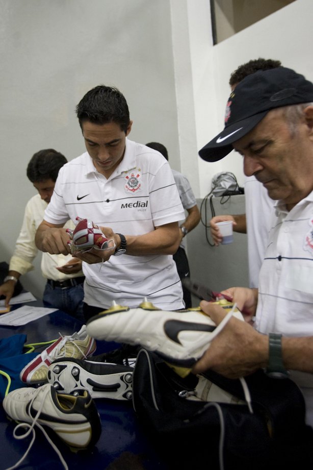 CORINTHIANS/SP X SAO CAETANO/SAO CAETANO DO SUL - nos vestiários antes da partida realizada esta noite no estádio do Pacaembu, zona oeste da cidade, válido pelo Campeonato Paulista de 2009