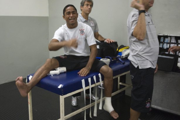 CORINTHIANS/SP X SAO CAETANO/SAO CAETANO DO SUL - nos vestiários antes da partida realizada esta noite no estádio do Pacaembu, zona oeste da cidade, válido pelo Campeonato Paulista de 2009
