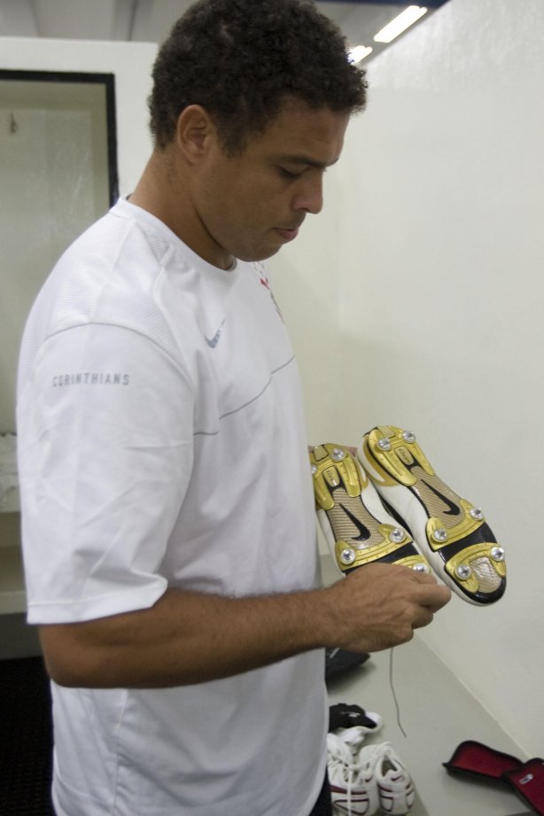 CORINTHIANS/SP X SAO CAETANO/SAO CAETANO DO SUL - nos vestiários antes da partida realizada esta noite no estádio do Pacaembu, zona oeste da cidade, válido pelo Campeonato Paulista de 2009