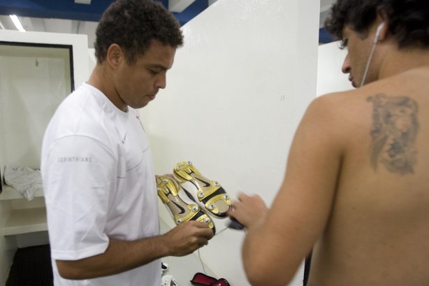 CORINTHIANS/SP X SAO CAETANO/SAO CAETANO DO SUL - nos vestiários antes da partida realizada esta noite no estádio do Pacaembu, zona oeste da cidade, válido pelo Campeonato Paulista de 2009