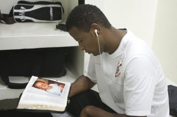 CORINTHIANS/SP X SAO CAETANO/SAO CAETANO DO SUL - nos vestiários antes da partida realizada esta noite no estádio do Pacaembu, zona oeste da cidade, válido pelo Campeonato Paulista de 2009