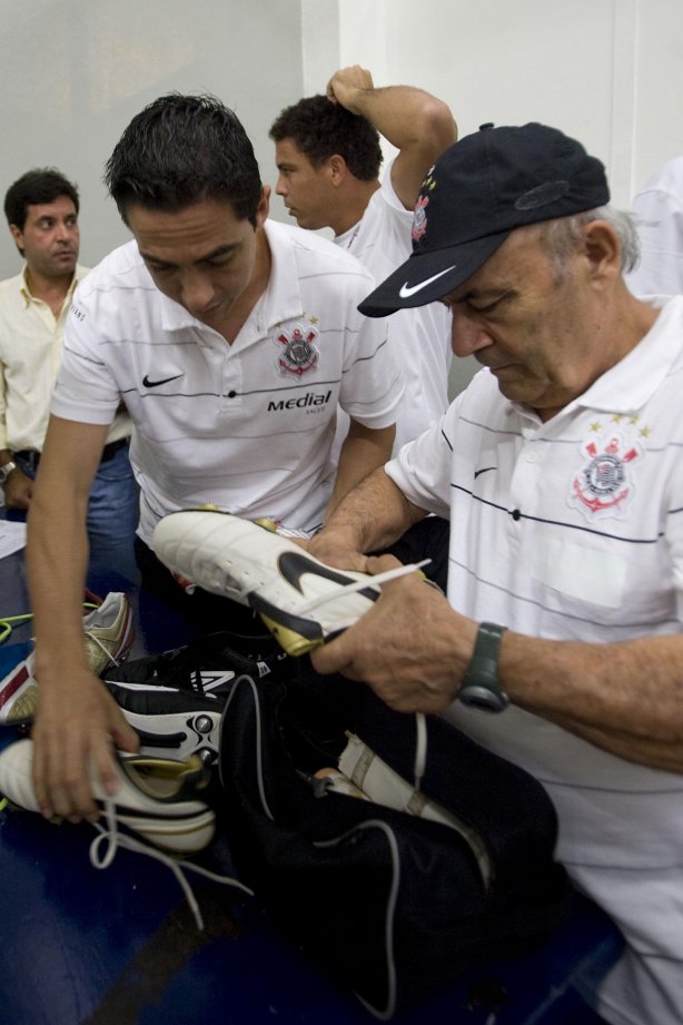 CORINTHIANS/SP X SAO CAETANO/SAO CAETANO DO SUL - nos vestiários antes da partida realizada esta noite no estádio do Pacaembu, zona oeste da cidade, válido pelo Campeonato Paulista de 2009