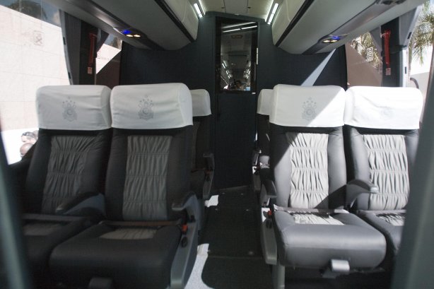 APRESENTACAO DO NOVO ONIBUS DO CORINTHIANS - O Corinthians apresentou hoje a tarde no Parque São Jorge o novo onibus que servira para transporte dos jogadores e comissãõ tecnica