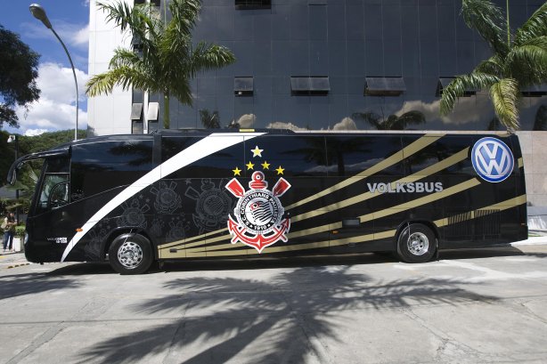APRESENTACAO DO NOVO ONIBUS DO CORINTHIANS - O Corinthians apresentou hoje a tarde no Parque São Jorge o novo onibus que servira para transporte dos jogadores e comissãõ tecnica