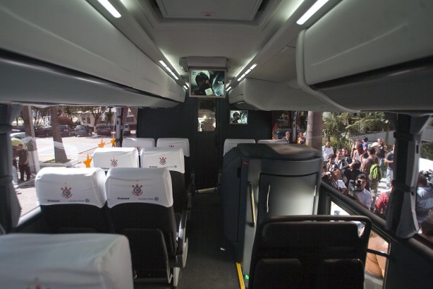APRESENTACAO DO NOVO ONIBUS DO CORINTHIANS - O Corinthians apresentou hoje a tarde no Parque São Jorge o novo onibus que servira para transporte dos jogadores e comissãõ tecnica