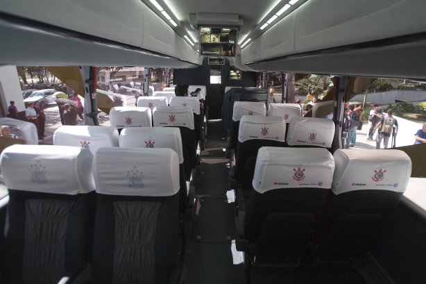 APRESENTACAO DO NOVO ONIBUS DO CORINTHIANS - O Corinthians apresentou hoje a tarde no Parque São Jorge o novo onibus que servira para transporte dos jogadores e comissãõ tecnica