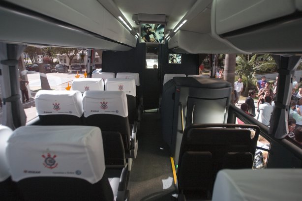 APRESENTACAO DO NOVO ONIBUS DO CORINTHIANS - O Corinthians apresentou hoje a tarde no Parque São Jorge o novo onibus que servira para transporte dos jogadores e comissãõ tecnica