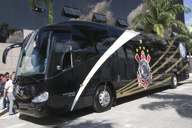 APRESENTACAO DO NOVO ONIBUS DO CORINTHIANS - O Corinthians apresentou hoje a tarde no Parque São Jorge o novo onibus que servira para transporte dos jogadores e comissãõ tecnica