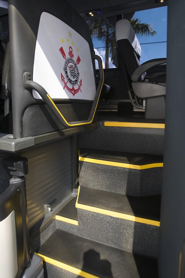APRESENTACAO DO NOVO ONIBUS DO CORINTHIANS - O Corinthians apresentou hoje a tarde no Parque São Jorge o novo onibus que servira para transporte dos jogadores e comissãõ tecnica