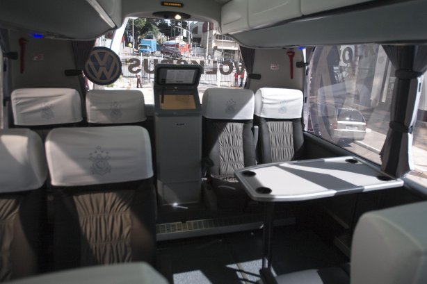 APRESENTACAO DO NOVO ONIBUS DO CORINTHIANS - O Corinthians apresentou hoje a tarde no Parque São Jorge o novo onibus que servira para transporte dos jogadores e comissãõ tecnica