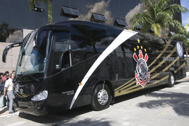APRESENTACAO DO NOVO ONIBUS DO CORINTHIANS - O Corinthians apresentou hoje a tarde no Parque São Jorge o novo onibus que servira para transporte dos jogadores e comissãõ tecnica