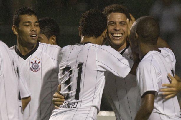 CORINTHIANS/SP X SAO CAETANO/SAO CAETANO DO SUL - em um lance da partida realizada esta noite no estádio do Pacaembu, zona oeste da cidade, válido pelo Campeonato Paulista de 2009