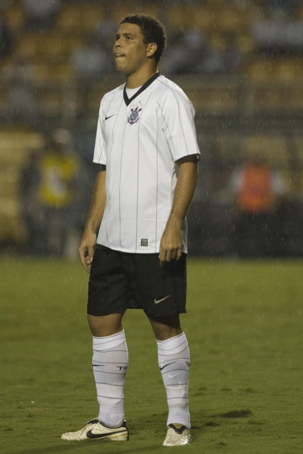 CORINTHIANS/SP X SAO CAETANO/SAO CAETANO DO SUL - em um lance da partida realizada esta noite no estádio do Pacaembu, zona oeste da cidade, válido pelo Campeonato Paulista de 2009
