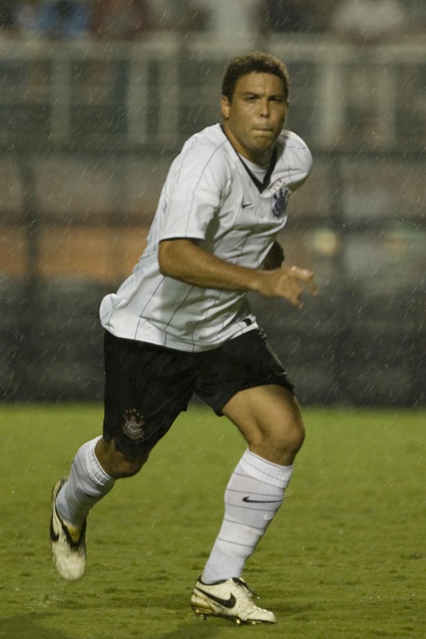 CORINTHIANS/SP X SAO CAETANO/SAO CAETANO DO SUL - em um lance da partida realizada esta noite no estádio do Pacaembu, zona oeste da cidade, válido pelo Campeonato Paulista de 2009