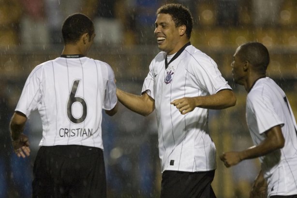 CORINTHIANS/SP X SAO CAETANO/SAO CAETANO DO SUL - em um lance da partida realizada esta noite no estádio do Pacaembu, zona oeste da cidade, válido pelo Campeonato Paulista de 2009
