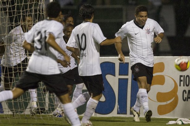 CORINTHIANS/SP X SAO CAETANO/SAO CAETANO DO SUL - em um lance da partida realizada esta noite no estádio do Pacaembu, zona oeste da cidade, válido pelo Campeonato Paulista de 2009