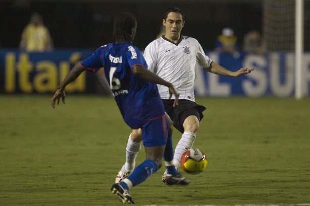 CORINTHIANS/SP X SAO CAETANO/SAO CAETANO DO SUL - em um lance da partida realizada esta noite no estádio do Pacaembu, zona oeste da cidade, válido pelo Campeonato Paulista de 2009