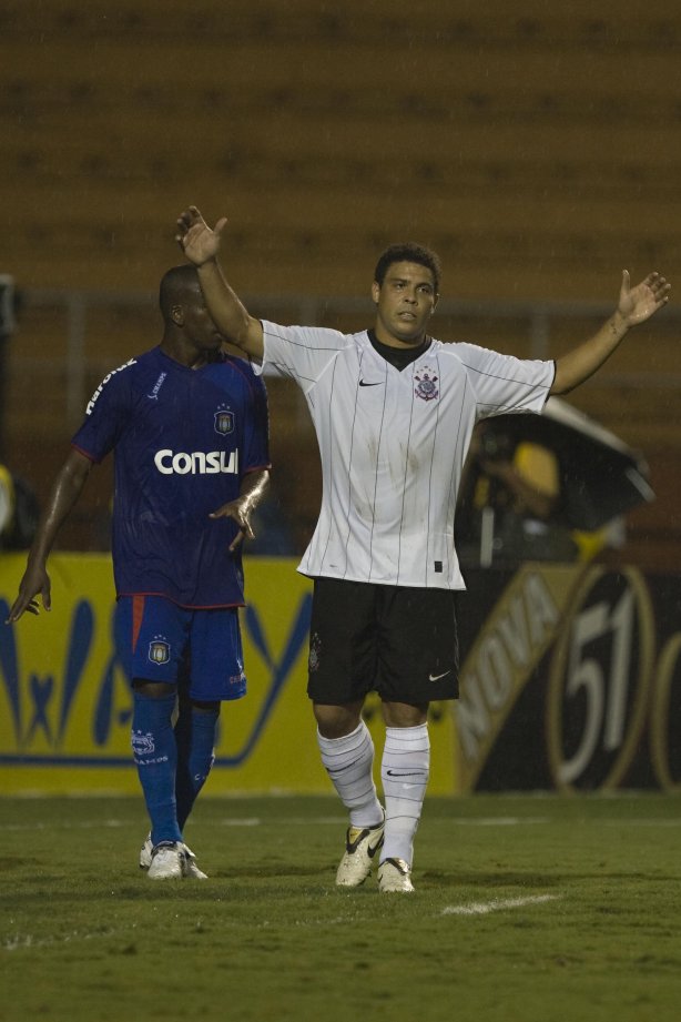 CORINTHIANS/SP X SAO CAETANO/SAO CAETANO DO SUL - em um lance da partida realizada esta noite no estádio do Pacaembu, zona oeste da cidade, válido pelo Campeonato Paulista de 2009
