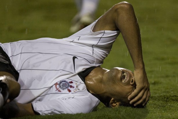 CORINTHIANS/SP X SAO CAETANO/SAO CAETANO DO SUL - em um lance da partida realizada esta noite no estádio do Pacaembu, zona oeste da cidade, válido pelo Campeonato Paulista de 2009