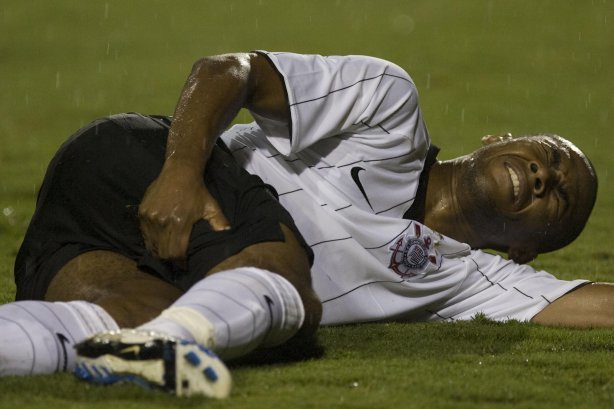 CORINTHIANS/SP X SAO CAETANO/SAO CAETANO DO SUL - em um lance da partida realizada esta noite no estádio do Pacaembu, zona oeste da cidade, válido pelo Campeonato Paulista de 2009