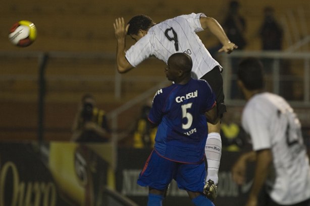 CORINTHIANS/SP X SAO CAETANO/SAO CAETANO DO SUL - em um lance da partida realizada esta noite no estádio do Pacaembu, zona oeste da cidade, válido pelo Campeonato Paulista de 2009