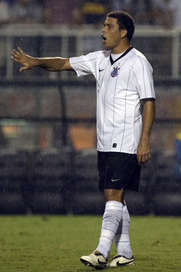 CORINTHIANS/SP X SAO CAETANO/SAO CAETANO DO SUL - em um lance da partida realizada esta noite no estádio do Pacaembu, zona oeste da cidade, válido pelo Campeonato Paulista de 2009