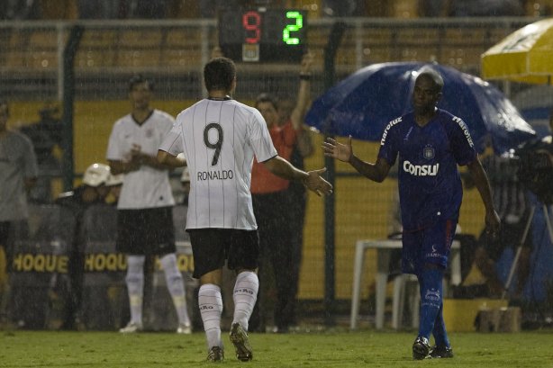 CORINTHIANS/SP X SAO CAETANO/SAO CAETANO DO SUL - em um lance da partida realizada esta noite no estádio do Pacaembu, zona oeste da cidade, válido pelo Campeonato Paulista de 2009