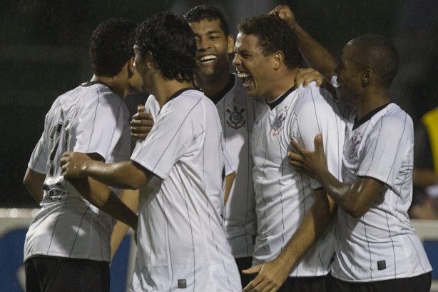 CORINTHIANS/SP X SAO CAETANO/SAO CAETANO DO SUL - em um lance da partida realizada esta noite no estádio do Pacaembu, zona oeste da cidade, válido pelo Campeonato Paulista de 2009