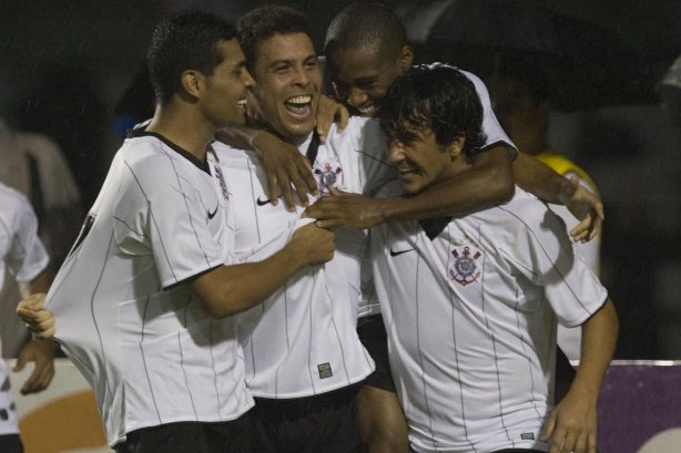 CORINTHIANS/SP X SAO CAETANO/SAO CAETANO DO SUL - em um lance da partida realizada esta noite no estádio do Pacaembu, zona oeste da cidade, válido pelo Campeonato Paulista de 2009
