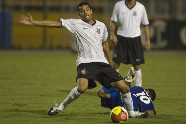 CORINTHIANS/SP X SAO CAETANO/SAO CAETANO DO SUL - em um lance da partida realizada esta noite no estádio do Pacaembu, zona oeste da cidade, válido pelo Campeonato Paulista de 2009