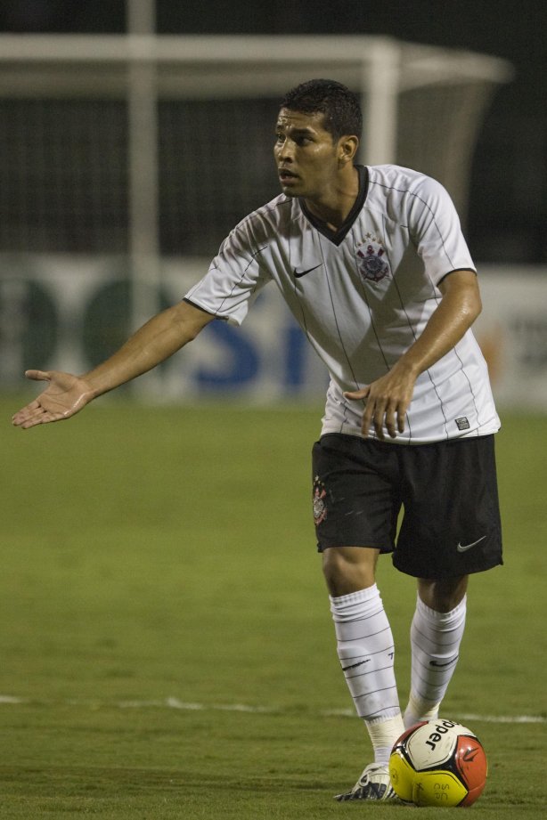 CORINTHIANS/SP X SAO CAETANO/SAO CAETANO DO SUL - em um lance da partida realizada esta noite no estádio do Pacaembu, zona oeste da cidade, válido pelo Campeonato Paulista de 2009