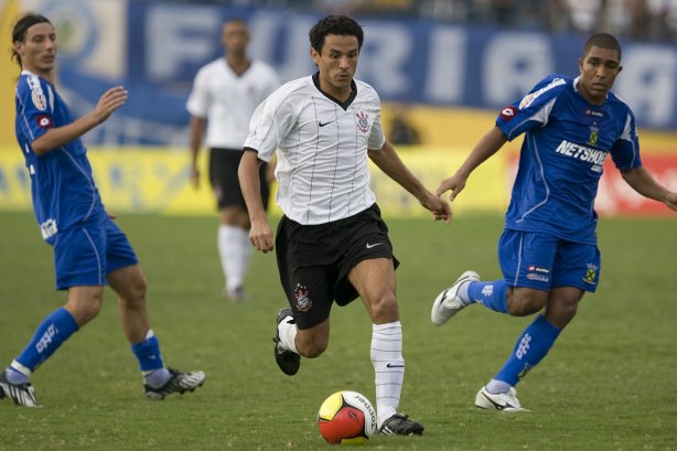 SANTO ANDRE/SP X CORINTHIANS/SP - em um lance da partida realizada esta tarde no estádio Bruno José Daniel, em Santo André, válido pelo Campeonato Paulista de 2009