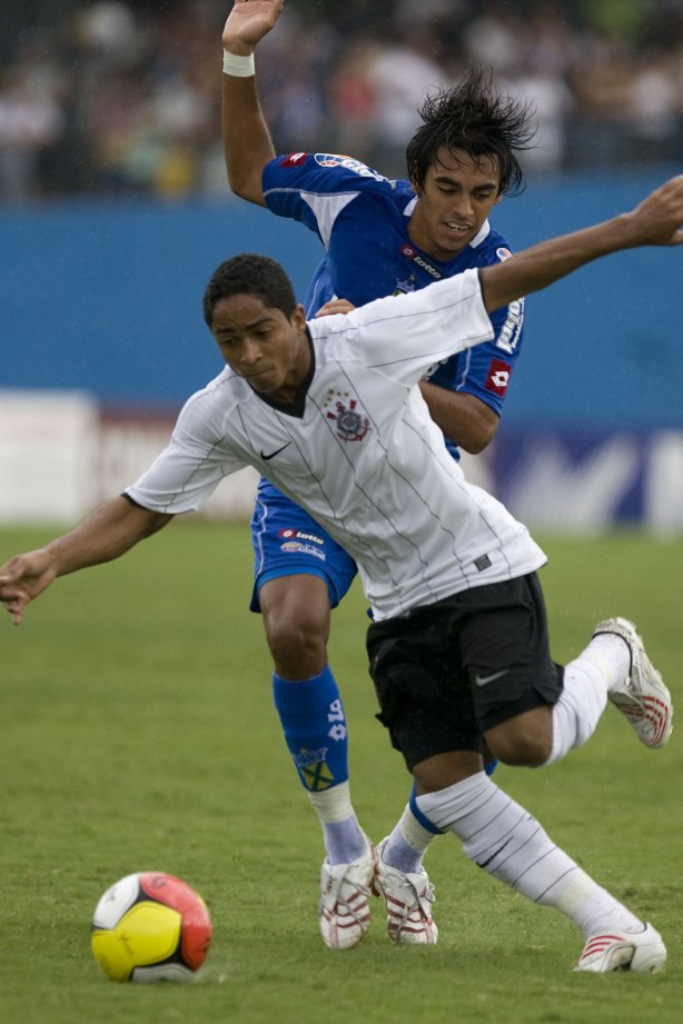 SANTO ANDRE/SP X CORINTHIANS/SP - em um lance da partida realizada esta tarde no estádio Bruno José Daniel, em Santo André, válido pelo Campeonato Paulista de 2009