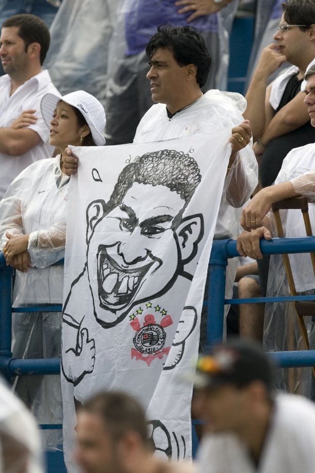 SANTO ANDRE/SP X CORINTHIANS/SP - em um lance da partida realizada esta tarde no estádio Bruno José Daniel, em Santo André, válido pelo Campeonato Paulista de 2009