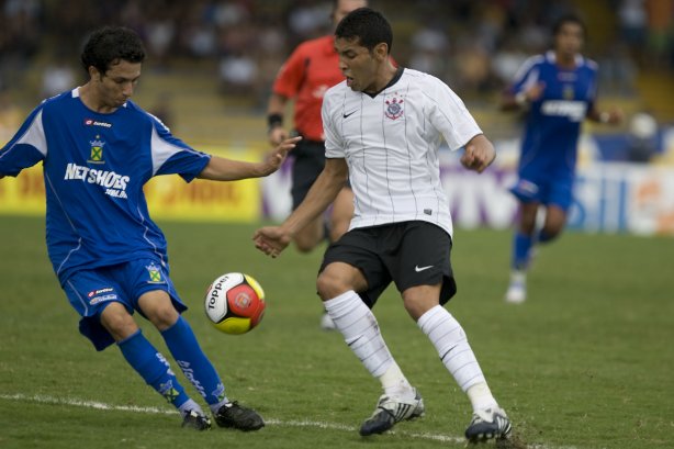 SANTO ANDRE/SP X CORINTHIANS/SP - em um lance da partida realizada esta tarde no estádio Bruno José Daniel, em Santo André, válido pelo Campeonato Paulista de 2009