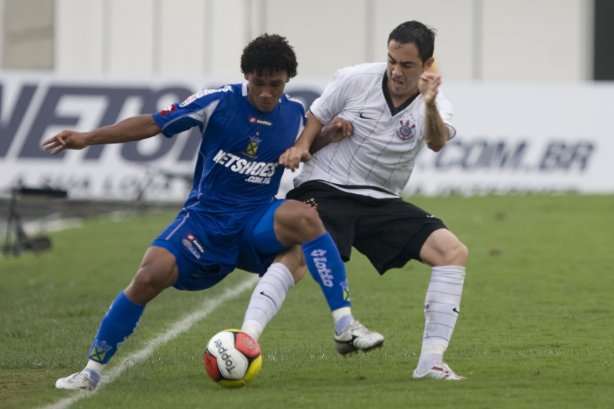 SANTO ANDRE/SP X CORINTHIANS/SP - em um lance da partida realizada esta tarde no estádio Bruno José Daniel, em Santo André, válido pelo Campeonato Paulista de 2009