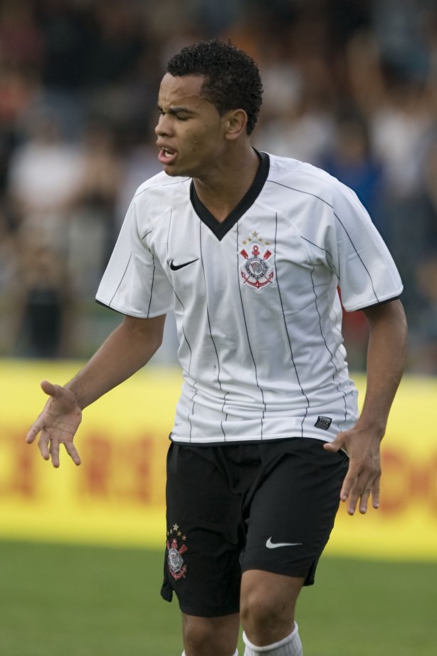SANTO ANDRE/SP X CORINTHIANS/SP - em um lance da partida realizada esta tarde no estádio Bruno José Daniel, em Santo André, válido pelo Campeonato Paulista de 2009