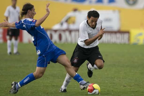 SANTO ANDRE/SP X CORINTHIANS/SP - em um lance da partida realizada esta tarde no estádio Bruno José Daniel, em Santo André, válido pelo Campeonato Paulista de 2009