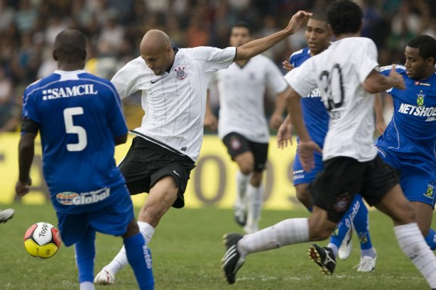 SANTO ANDRE/SP X CORINTHIANS/SP - em um lance da partida realizada esta tarde no estádio Bruno José Daniel, em Santo André, válido pelo Campeonato Paulista de 2009