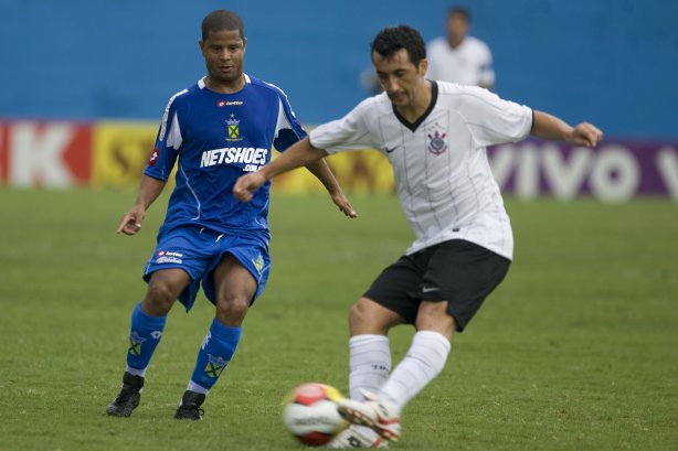 SANTO ANDRE/SP X CORINTHIANS/SP - em um lance da partida realizada esta tarde no estádio Bruno José Daniel, em Santo André, válido pelo Campeonato Paulista de 2009