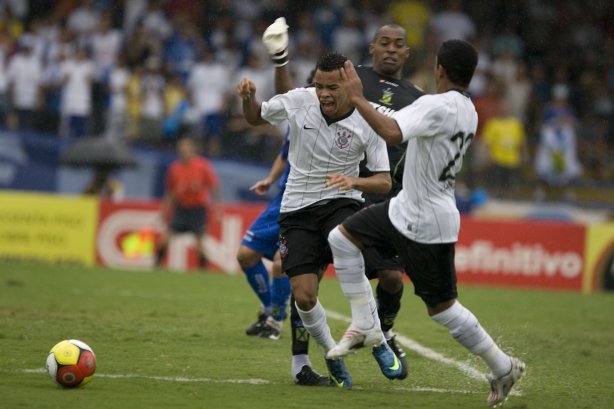 SANTO ANDRE/SP X CORINTHIANS/SP - em um lance da partida realizada esta tarde no estádio Bruno José Daniel, em Santo André, válido pelo Campeonato Paulista de 2009