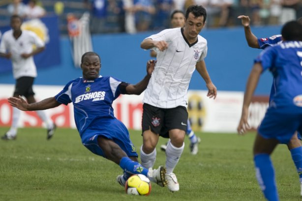SANTO ANDRE/SP X CORINTHIANS/SP - em um lance da partida realizada esta tarde no estádio Bruno José Daniel, em Santo André, válido pelo Campeonato Paulista de 2009