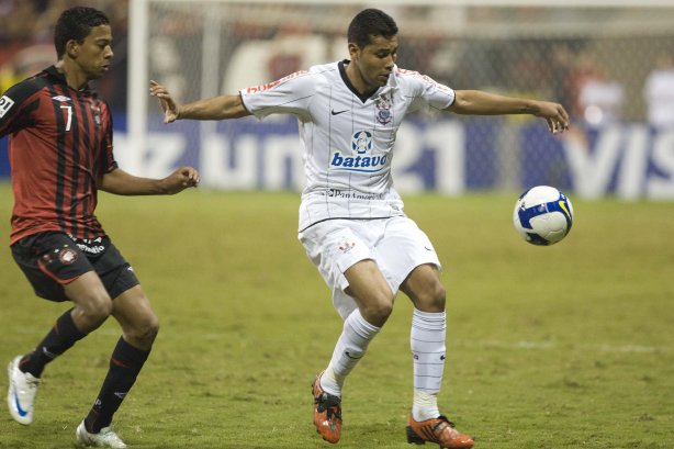 ATLETICO PARANAENSE/PR X CORINTHIANS/SP - em um lance da partida realizada esta noite no estádio da Arena da Baixada, em Curitiba, no jogo de ida válido pelas oitavas-de-final da Copa do Brasil 2009